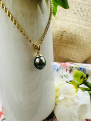 Pendentif "Heremoana", perle de Tahiti poire, bélière en or jaune 18 carats ou en argent 925 - Maison Gabriel