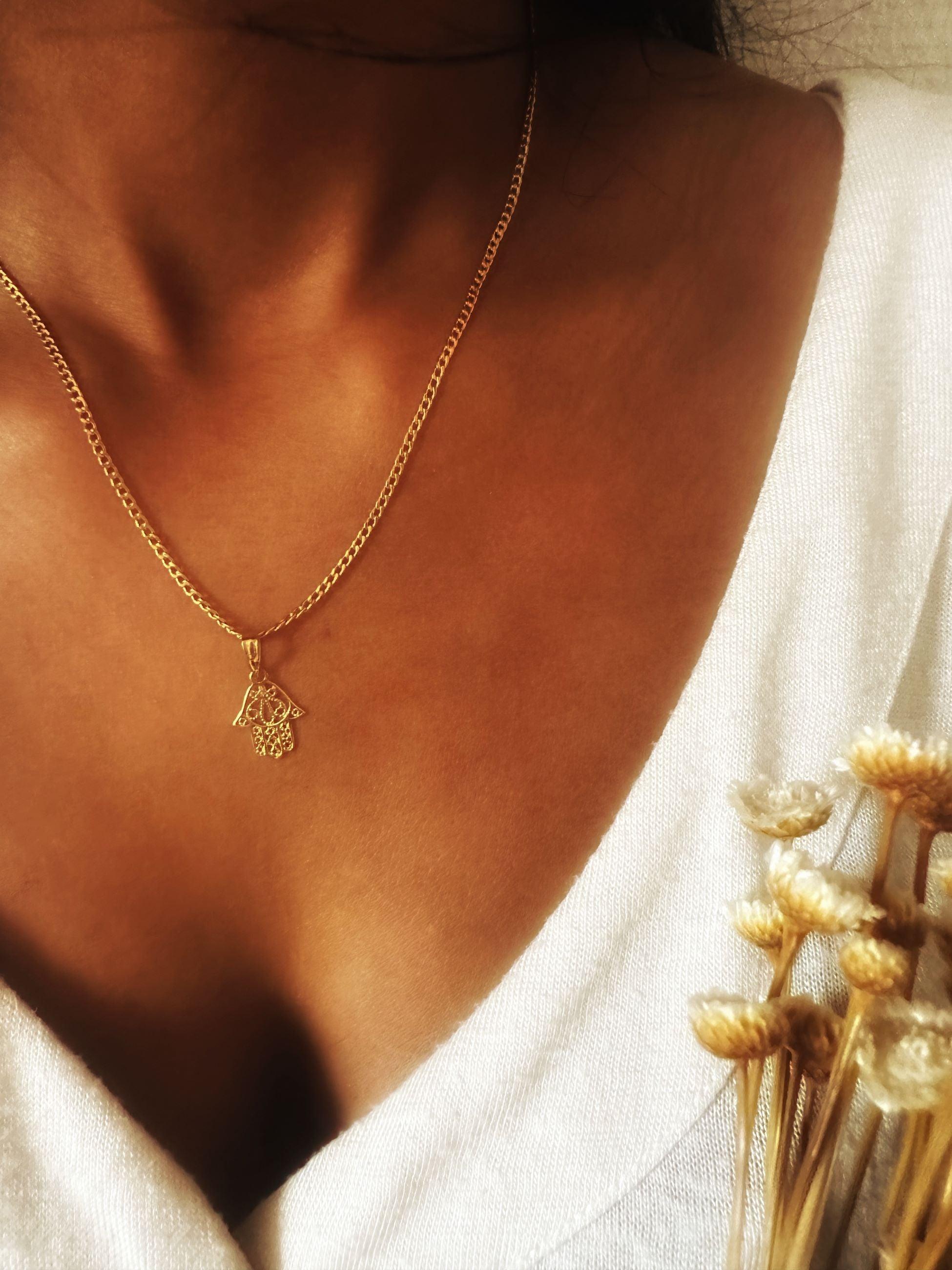 Collier en plaqué or chaîne avec pendentif main de Fatma pavée d'oxydes blancs et bleu 35+5cm Collier en plaqué or chaîne avec pendentif main de Fatma pavée d'oxydes blancs et bleu 35+5cm