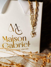 Pendentif ou jeton "Emprunte", lettre calligraphiée en or jaune 18 carats - Maison Gabriel