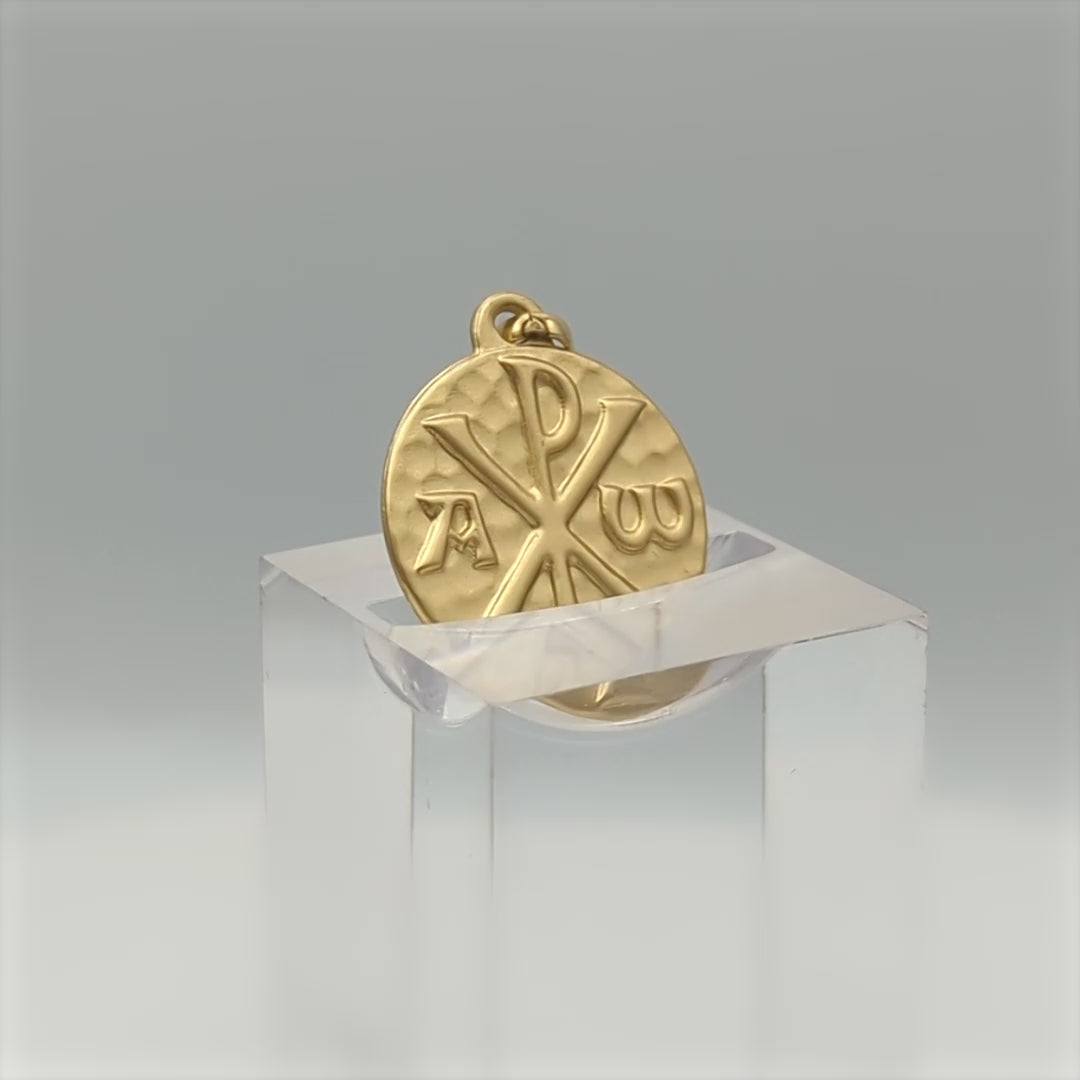 Médaille "Chrisme" en or jaune 18 carats, finition martelée mate