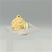 Médaille "Vierge de la prière" martelée en or jaune 18 carats
