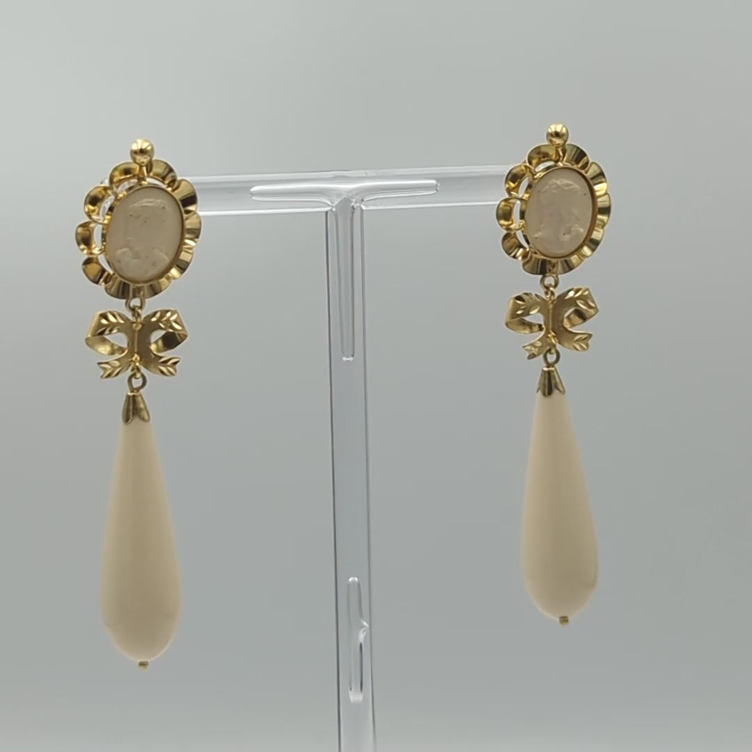 Boucles d'oreilles "Impératrice" camées en or jaune 18 carats et ivoire de synthèse